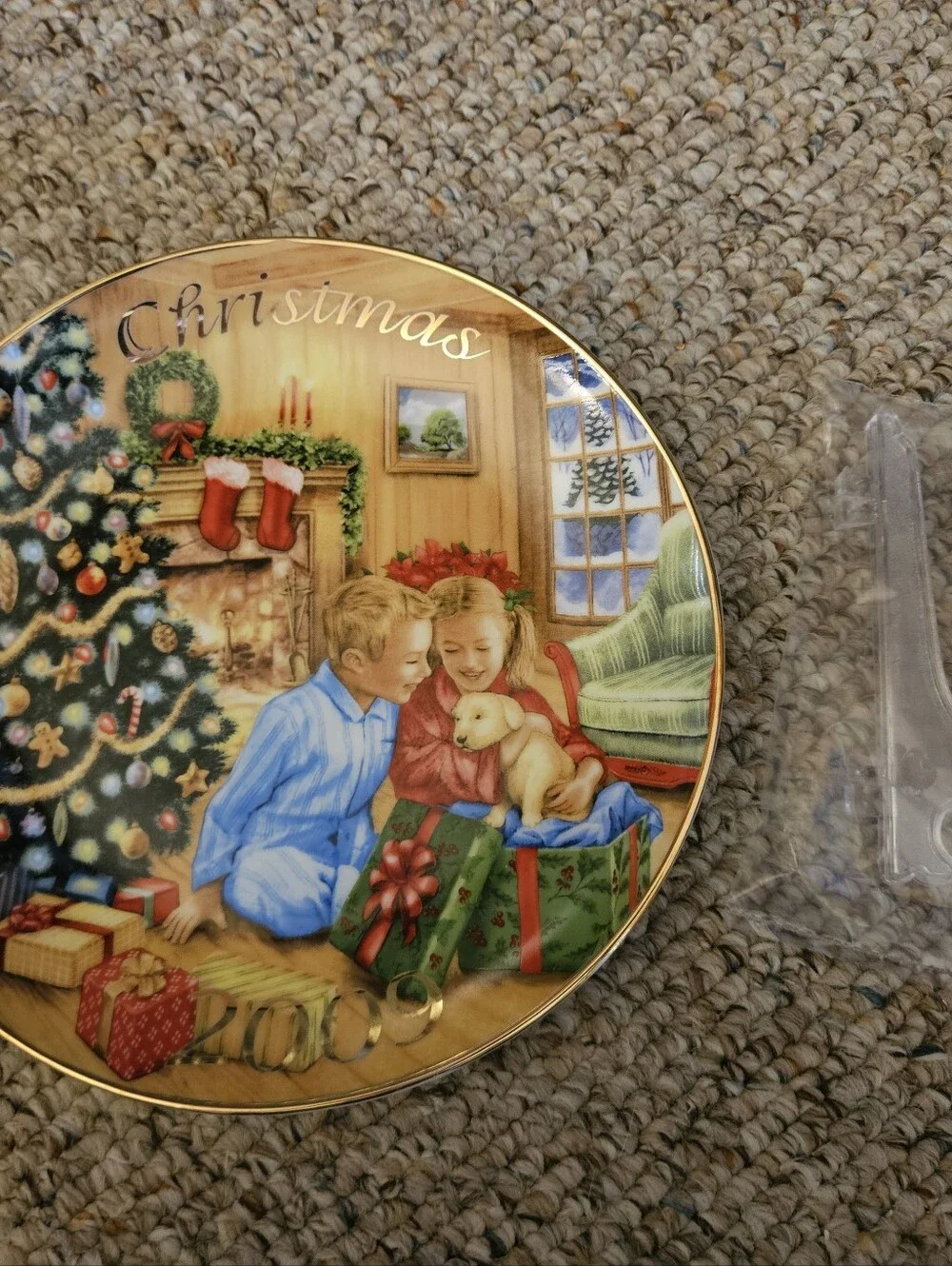 Avon A Gift To Remember Caucasian 2009 Christmas Collectible Plate